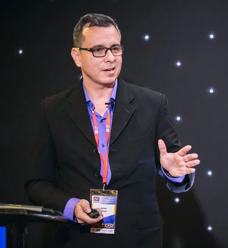 Jaime Reina, creador del curso Afiliado Elite, dando una conferencia.